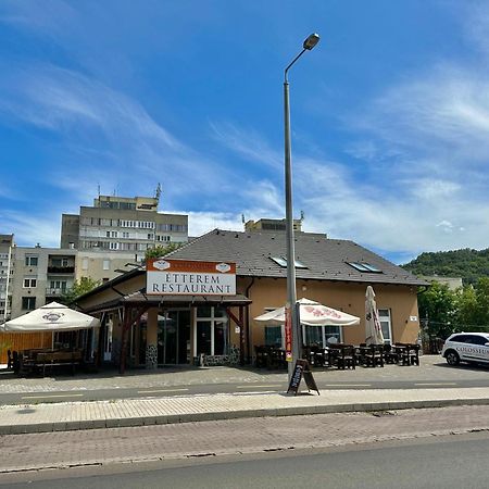 Ferienwohnung Colosseum Etterem Es Apartman Salgótarján Exterior foto